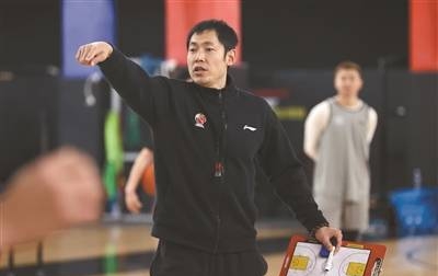 北控闵鹿蕾因个人原因辞职聘请张庆鹏担任主教练的简单介绍
